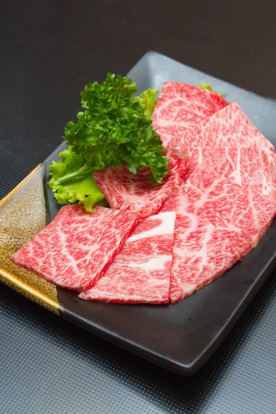 バーベキュー日本スタイルのための生牛肉スライス — ストック写真