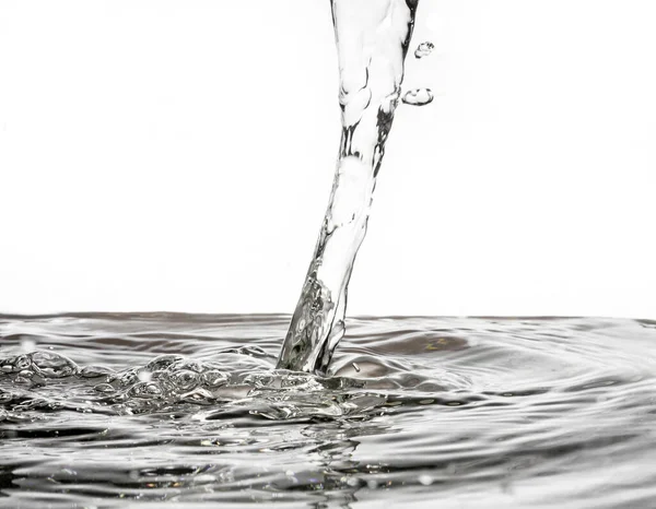 水表面の背景上の注ぐ水のクローズ アップ — ストック写真