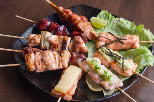 日本菜 Yakitori 肉用酱汁腌制 用木炭烤 — 图库照片