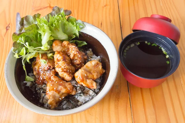Smažená Kuřecí Rýže Omáčkou Japonské Jídlo — Stock fotografie