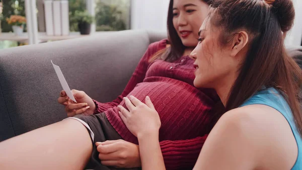 Feliz Embarazada Lesbiana Pareja Pasando Tiempo Juntos Casa — Foto de Stock