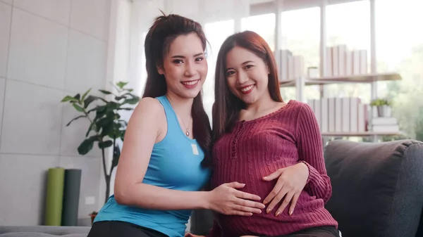 Retrato Feliz Pareja Lesbiana Embarazada Sentada Sofá Casa —  Fotos de Stock