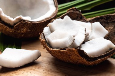 Tahta masada hindistan cevizi ve et var..