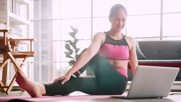 Asiatisk Tjej Tränar Online Yoga Hemifrån — Stockfoto