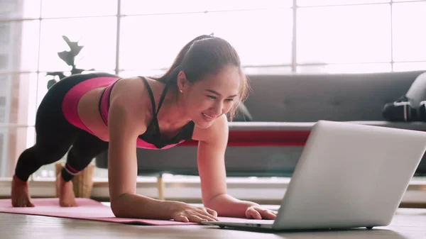 Asian Girl Practicing Online Fitness Home — 스톡 사진