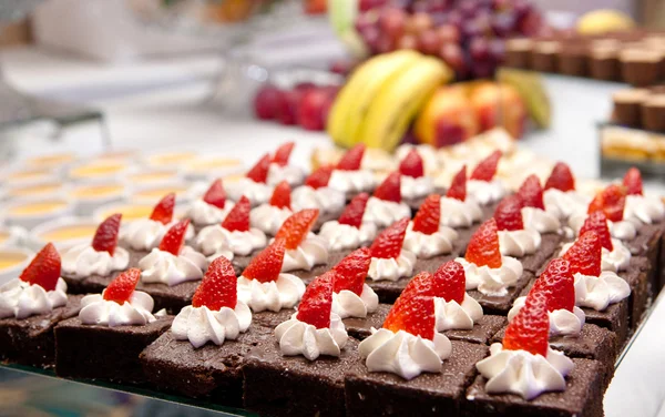 Schokoladenkuchen und Erdbeeren — Stockfoto
