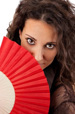 güzel bir kadın kırmızı fan ile