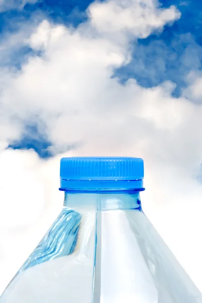 Botella de agua con cielo — Foto de Stock