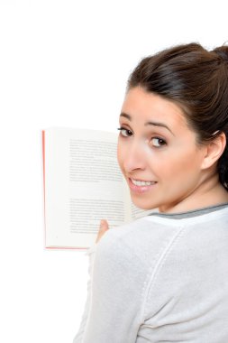 güzel bir kadın gülümseyerek ve kitap okuma