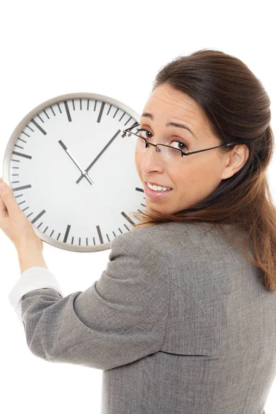 Junge Geschäftsfrau Lächelt Und Hält Eine Uhr Auf Weißem Hintergrund — Stockfoto