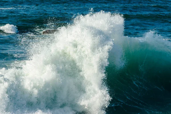 Welle Bricht Meer Und Macht Schaum — Stockfoto