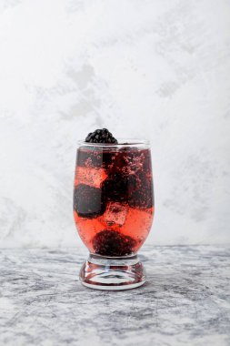 Soda ile yapılan lezzetli böğürtlenli limonata. Gri desenli arkaplan, kopyalama alanı.