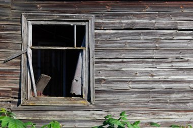 Terk edilmiş ahşap bir ev penceresi olan bir duvar parçası. Tasarım elemanı. Boşluğu kopyala.