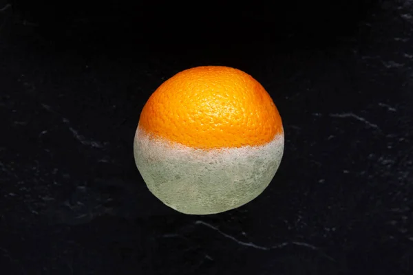 Fruta Laranja Mofado Podre Close Fundo Escuro Espaço Cópia Conceito — Fotografia de Stock