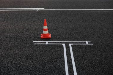 Asfaltta yeni yol işaretleri, yol boyunca at arabasının park yeri. Seçici odak.