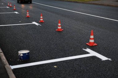 Asfaltta yeni yol işaretleri, yol boyunca at arabasının park yeri. El işi, boyama. Seçici odak.