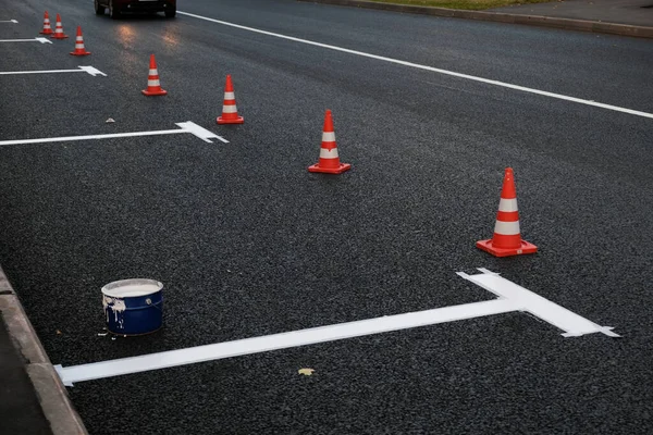 Asfaltta yeni yol işaretleri, yol boyunca at arabasının park yeri. El işi, boyama. Seçici odak.