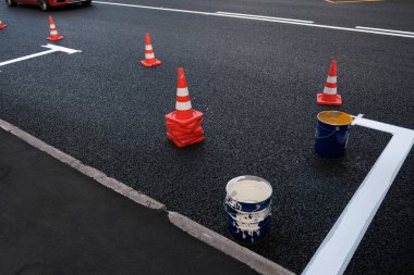 Sity Caddesi. Asfaltta yeni yol işaretleri, yol boyunca park yeri. Boyama işlemi. Seçici odak. 