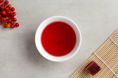 Omija çayı (Omija cha) ayrıca beyaz kasede bulunan şizandra çayı olarak da bilinir. Schisandra çileğiyle demlenmiş..