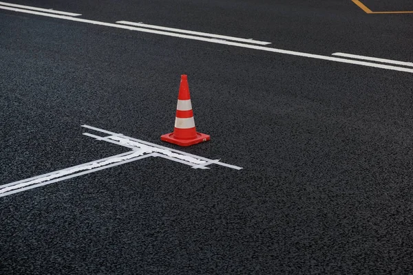 Nuove Indicazioni Stradali Asfalto Parcheggio Carreggiata Lungo Strada Processo Verniciatura — Foto Stock