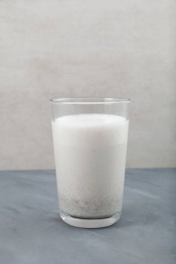 Misutgaru ya da Misugaru Latte, uzun bardakta. Sağlıklı bir içki. Kızarmış çoklu taneli protein smoothie. Popüler Kore kahvaltısı milkshake 'i.