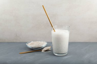 Misutgaru mu, Misugaru Latte mi? Popüler Kore kahvaltısı milkshake 'i. Kızarmış çoklu tahıllı sağlıklı protein içeceği..