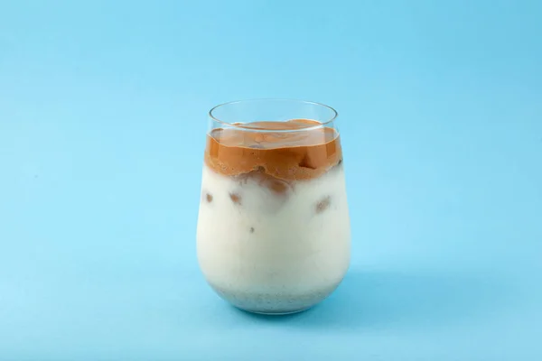 Dalgona Misugaru Latte ダルゴナミズガルラテ 韓国のミルクシェイク 青の背景 コピースペース — ストック写真
