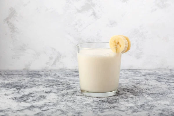 Latte Coreano Banana Vetro Fondo Grigio Tradizione Latte Aromatizzato Alla — Foto Stock