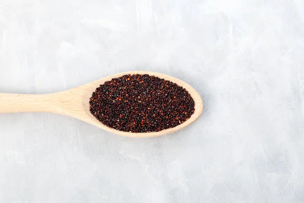 Czarne Organiczne Quinoa Lub Ragi Nasiona Prosa Drewnianej Łyżce Widok — Zdjęcie stockowe