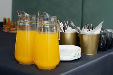 İki sürahi portakal suyu. Servis masası, portakal suyu, yakın çekim..