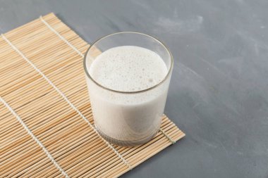 Misugaru Latte veya Misutgaru. Sağlıklı Kore multigrain shake 'i. Popüler ev yapımı kahvaltı içeceği..