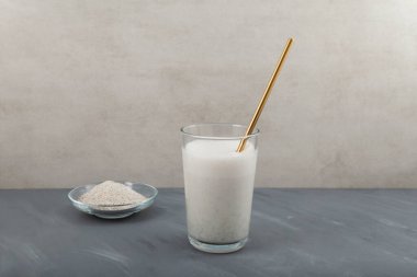 Misugaru Latte veya Misutgaru. Sağlıklı Kore multigrain shake 'i. Popüler ev yapımı kahvaltı içeceği. Kızarmış çoklu tahıl tozlu protein smoothie..