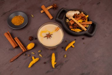 Bir bardak Masala çayı ya da Karak çayı. Üst görünüm, seçici odaklanma. Popüler Hint içecekleri için malzemeler hazırla..