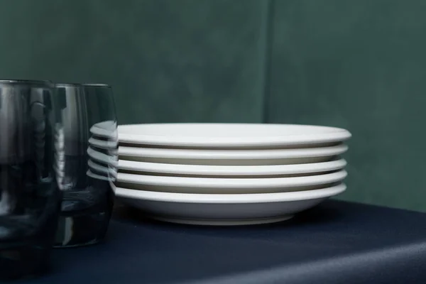 Asztalbeállítás Nyaralásra Fehér Tányérok Sötét Poharak Szürke Asztal Szélén Szelektív — Stock Fotó