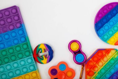 Moda silikon oyuncaklar (Snapperz, Pop it, Simple Dimple) beyaz arka plan Seçici odak, boşluk kopyala.