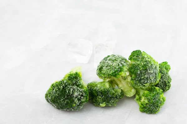 コピースペースの軽い灰色の背景に冷凍グリーンブロッコリー 冷凍野菜 フードリザーブ — ストック写真