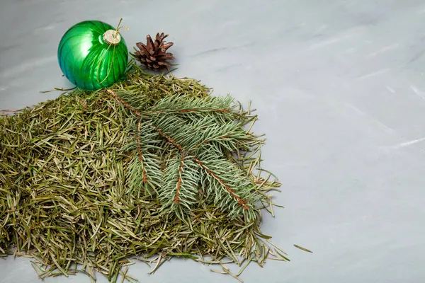 Noel ağacının çöpleri. Solmuş iğneler şeklinde çöp yığını. Noel 'den sonra düşen iğneler.