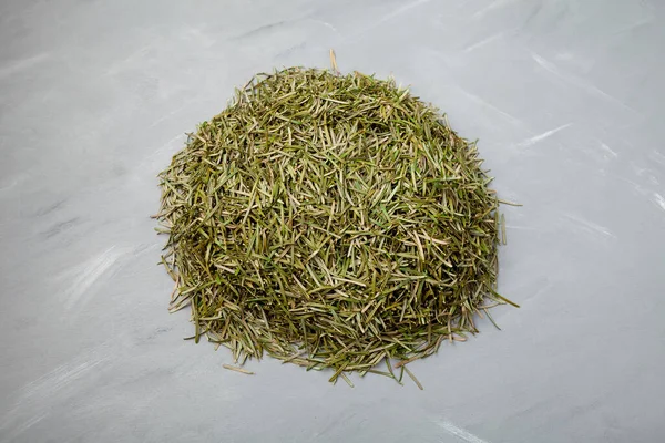 Konsept - Noel 'den sonra temizlik. Doğal bir Noel ağacından düşen kuru iğneler..