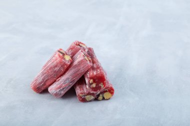 Türk lokumu, fındıklı Doğu tatlısı. Tatlı ekşi tadı olan pembe kırmızı marmelat gül ve nar. Seçici odak, boşluğu kopyala.