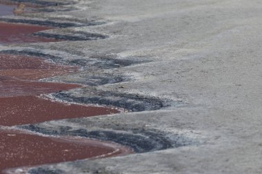 Tuzlu pembe gölün göllerinde tuz ve terapötik çamur birikintileri. Sağlık ve güzellik için şifa kaynağı. Seçici odak, boşluğu kopyala.