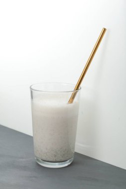 Misutgaru mu, Misugaru Latte mi? Kızarmış çoklu taneli sağlıklı protein smoothie. Popüler Kore kahvaltısı milkshake 'i.
