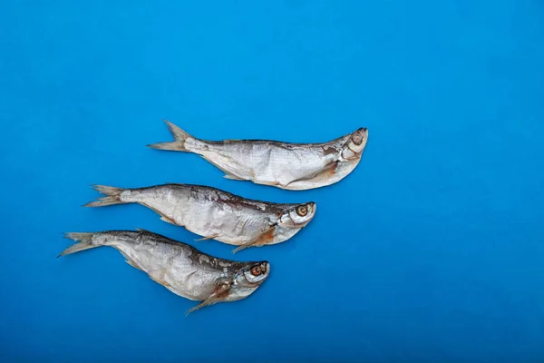 Tři Sabrefish Pelecus Cultratus Modrém Pozadí Solné Suché Ryby Oblíbený — Stock fotografie