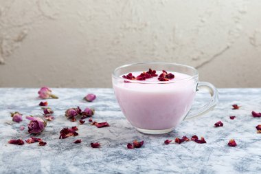 Açık fincanda pembe ay sütü, seçici odaklanma. Dokunulmazlığı arttırmak için Hindistan içeceğini rahatlatıyor..