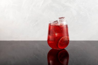 Meyveli buzlu çay ya da limonata, amber çiçeği ve tutku meyvesi. Buzlu kırmızı ferahlatıcı içecek..