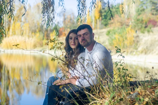 Jeune Couple Romantique Dans Parc Automne Couple Dans Jardin — Photo