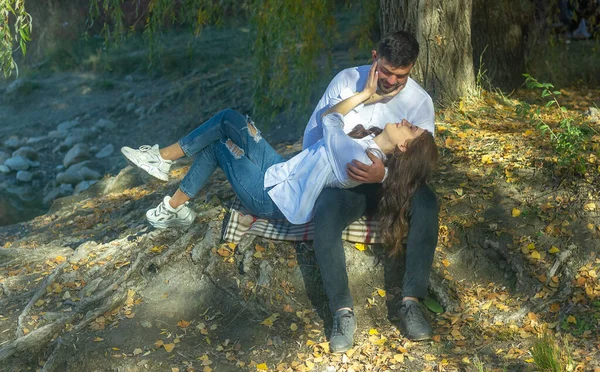 Jovem Casal Romântico Parque Outono Casal Jardim — Fotografia de Stock