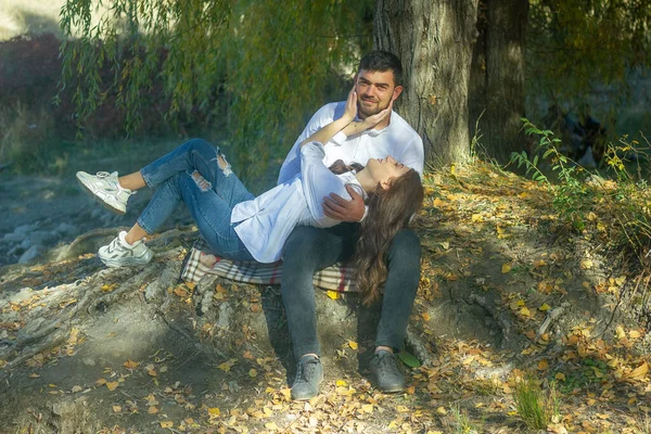 Jeune Couple Romantique Dans Parc Automne Couple Dans Jardin — Photo