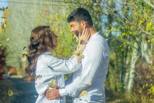 Jeune Couple Romantique Dans Parc Automne Couple Dans Jardin — Photo