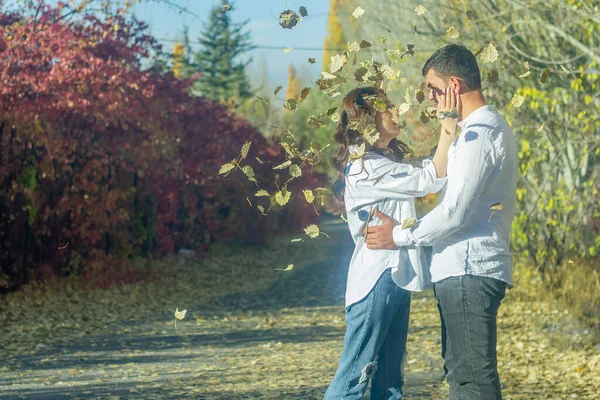 Jovem Casal Romântico Parque Outono Casal Jardim — Fotografia de Stock