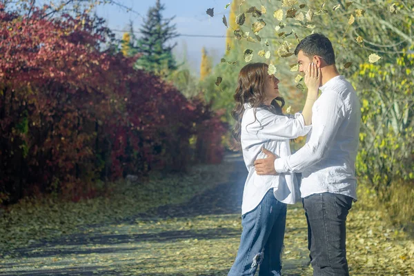 Νεαρό Ρομαντικό Ζευγάρι Στο Πάρκο Του Φθινοπώρου Ζευγάρι Στον Κήπο — Φωτογραφία Αρχείου